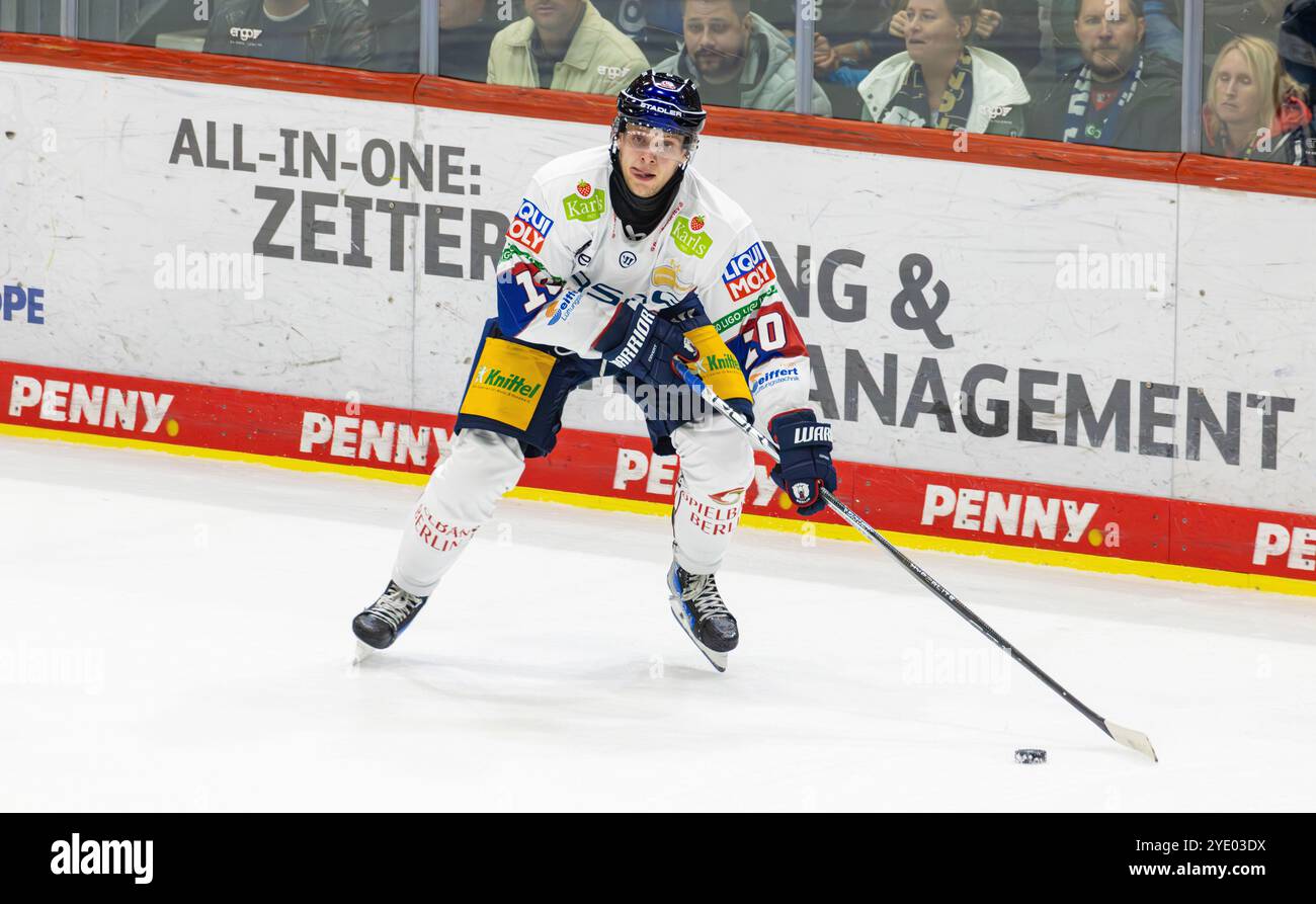 Villingen-Schwenningen, Germania, 29 settembre 2024: #10 Lean Bergmann, attaccante di Eisbären Berlino con il puck. (Foto di Andreas Haas/dieBildmanufaktur) Foto Stock