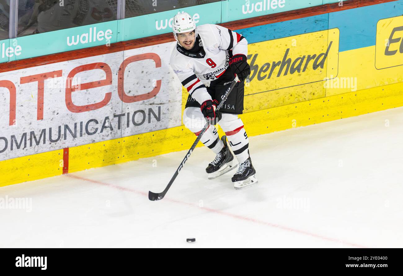 Kloten, Svizzera, 24 settembre 2024: #9 Damien RIAT, attaccante Losanna HC gioca un passaggio. (Foto di Andreas Haas/dieBildmanufaktur) Foto Stock