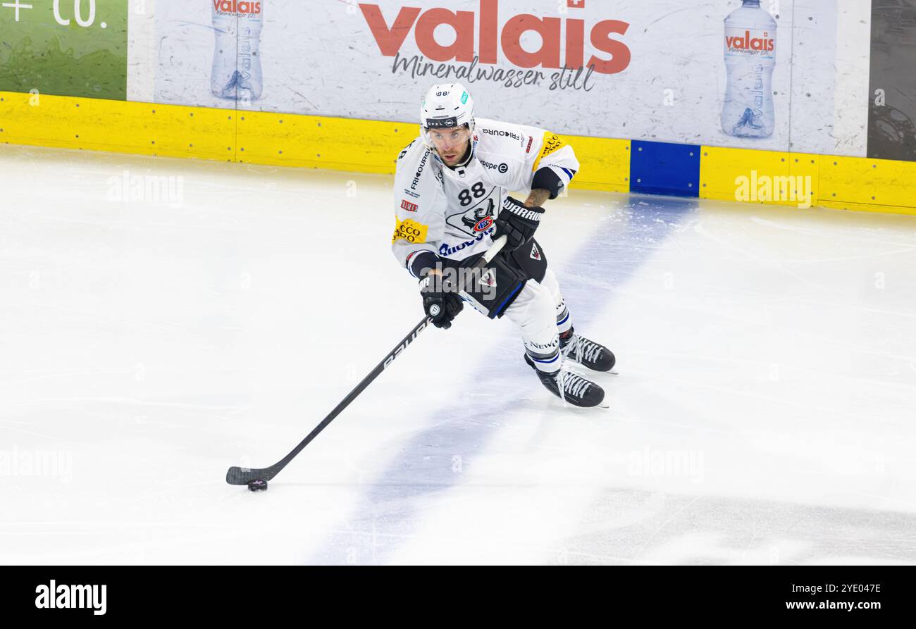 Kloten, Svizzera, 27 settembre 2024: #88 Christopher DiDomenico, avanti HC Fribourg-Gotteron con il puck. (Foto di Andreas Haas/dieBildmanufaktur) Foto Stock