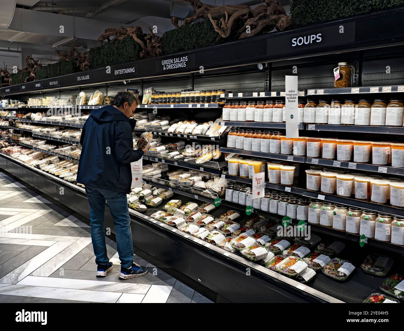 Toronto Canada / shopping di persona nel principale negozio di alimentari di Pusateri in Avenue Road, North York, Toronto. Foto Stock