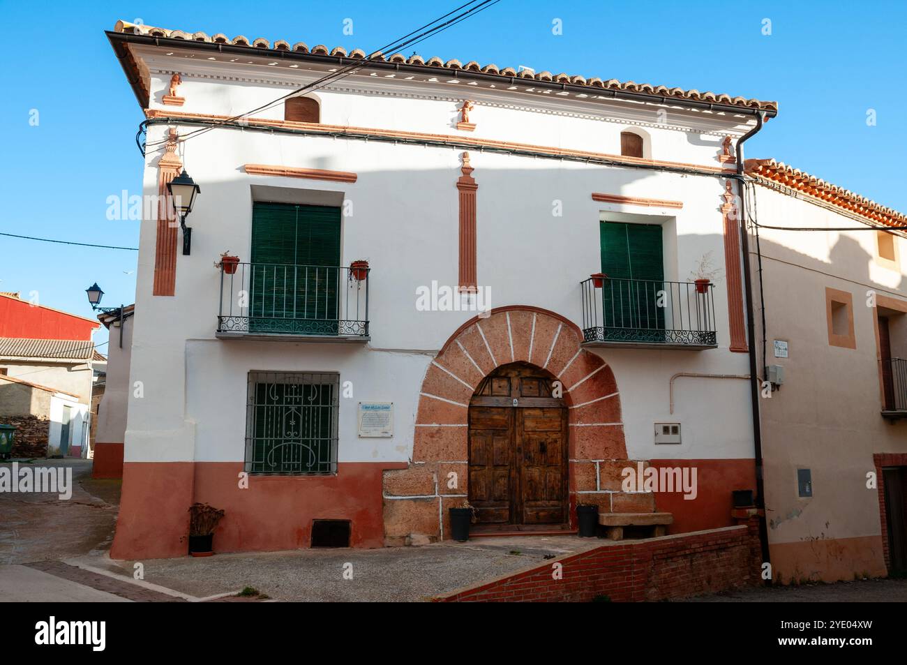 Casa de los Luna, edificio neoclassico a due piani, al secondo piano si può vedere lo stemma della casa che segna l'asse centrale, Tornos, Spa Foto Stock