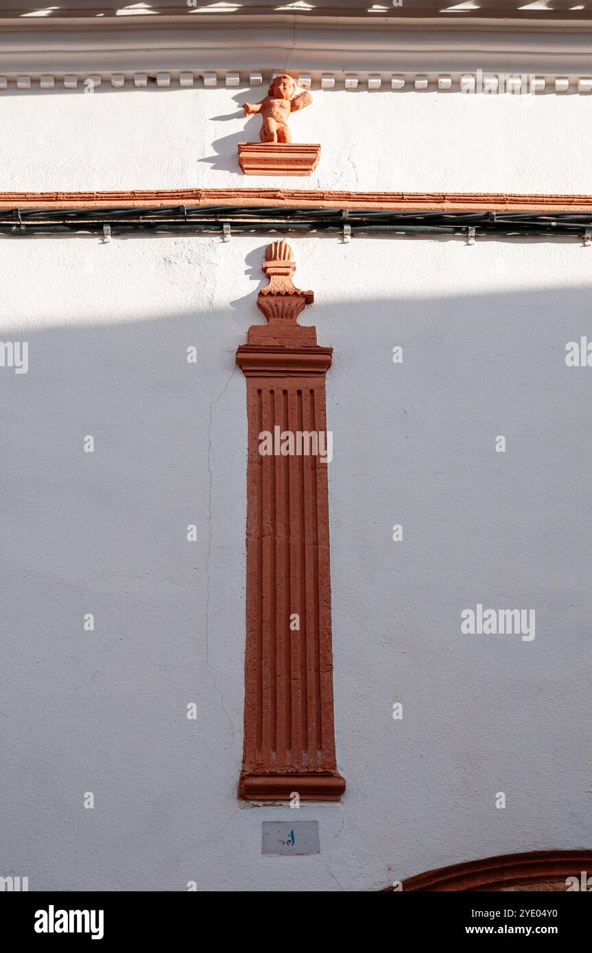 Casa de los Luna, edificio neoclassico a due piani, al secondo piano si può vedere lo stemma della casa che segna l'asse centrale, Tornos, Spa Foto Stock