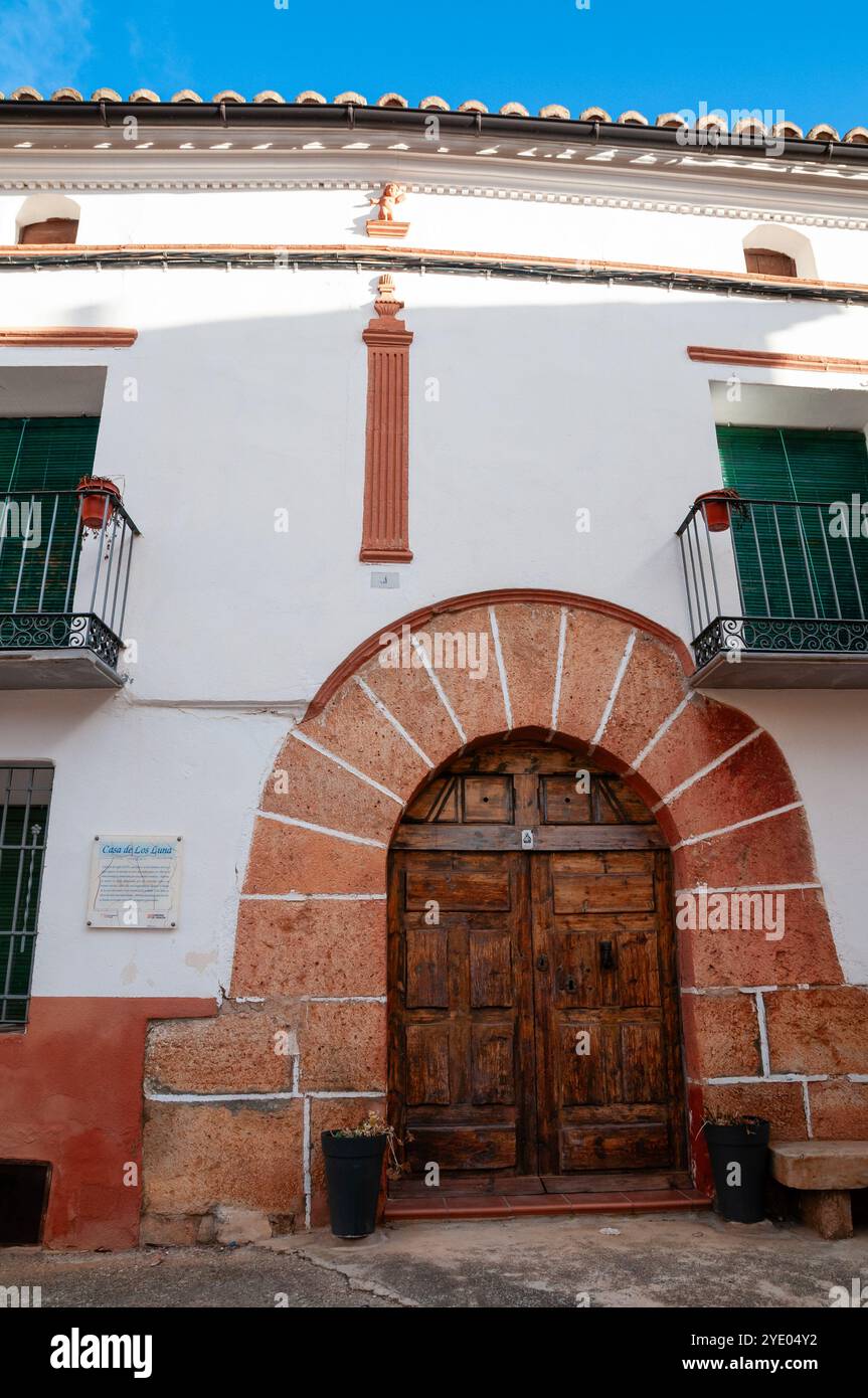Casa de los Luna, edificio neoclassico a due piani, al secondo piano si può vedere lo stemma della casa che segna l'asse centrale, Tornos, Spa Foto Stock