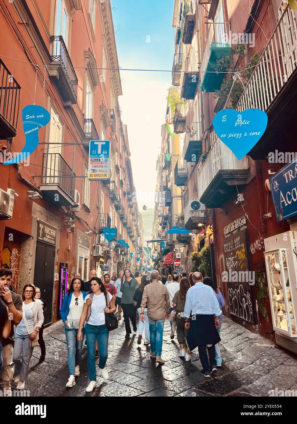 Napoli, Italia - 10 aprile 2024. Via dei tribunali è una strada trafficata e turistica nel centro storico di Napoli, Campania, Italia. Foto Stock