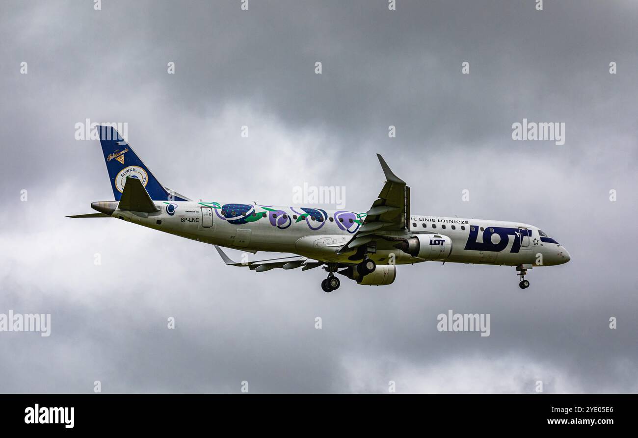 Zurigo, Svizzera, 15 giugno 2024: Un Embraer 195LR è sul suo ultimo avvicinamento all'aeroporto di Zurigo. L'aereo porta la livrea speciale Naleczowska. Foto Stock