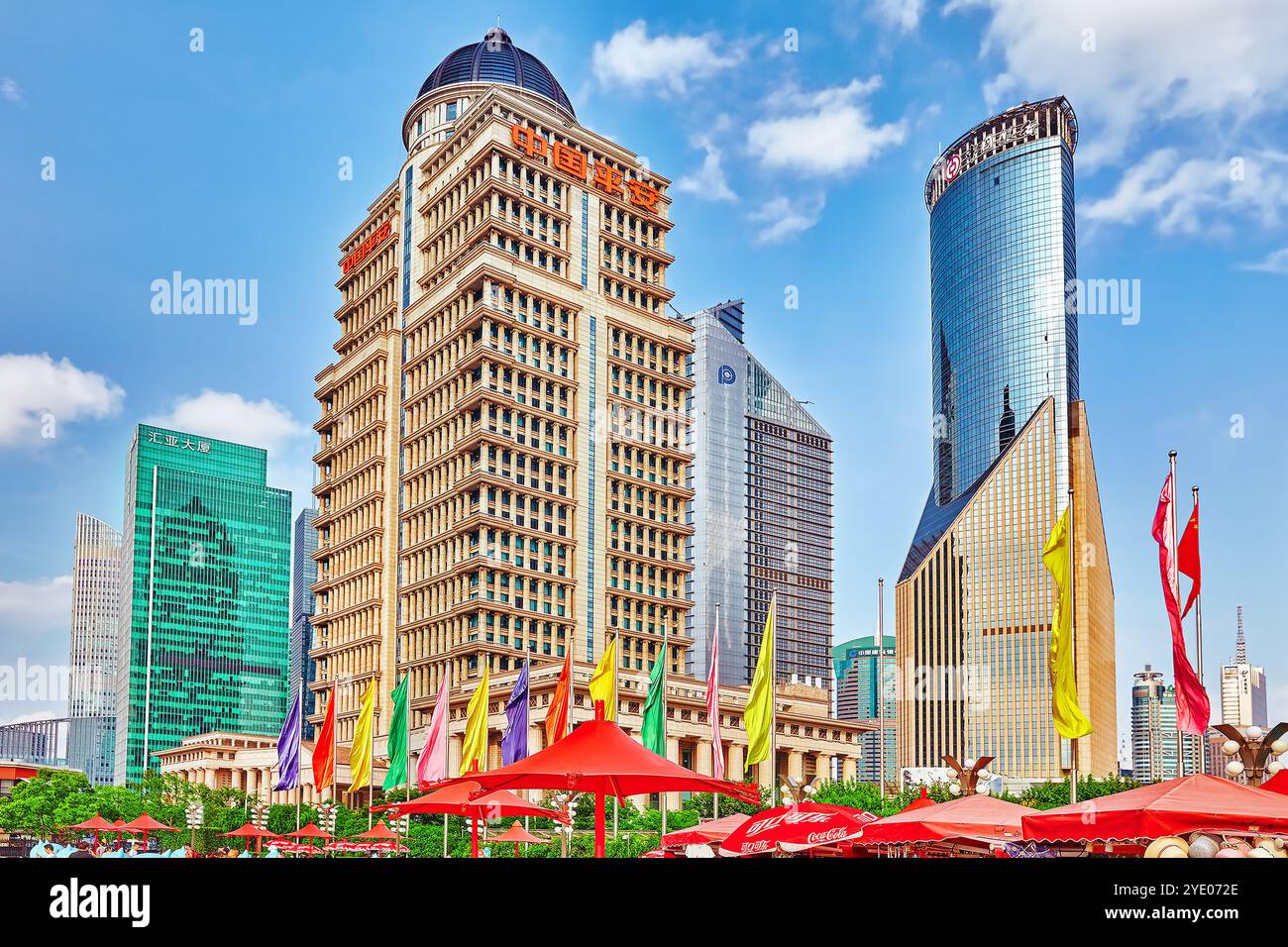 Grattacieli, edifici cittadini di Pudong, gente sulla strada, turisti e vita ordinaria della grande città. Shanghai, Cina. Foto Stock