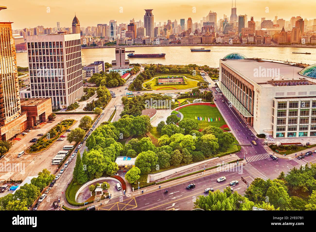 Vista dello skyline dal lungomare di Bund sulla nuova area di Pudong, il quartiere finanziario di Shanghai. Quartiere di Shanghai nella città più dinamica della Cina. Foto Stock