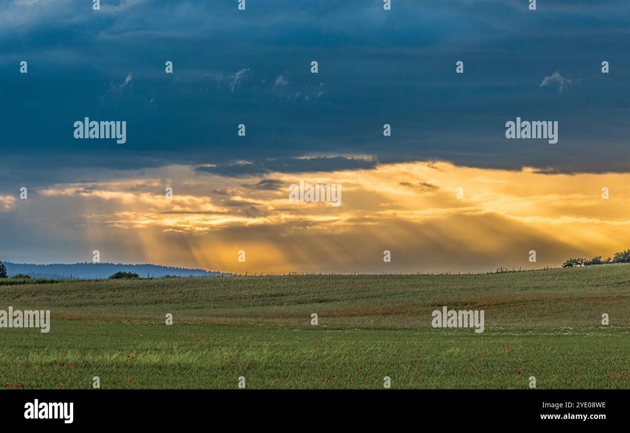 Oberglatt, Svizzera, 14 giugno 2024: Spesse nuvole grigie nel cielo. Raggi di sole nel mezzo. (Foto di Andreas Haas/dieBildmanufaktur) Foto Stock