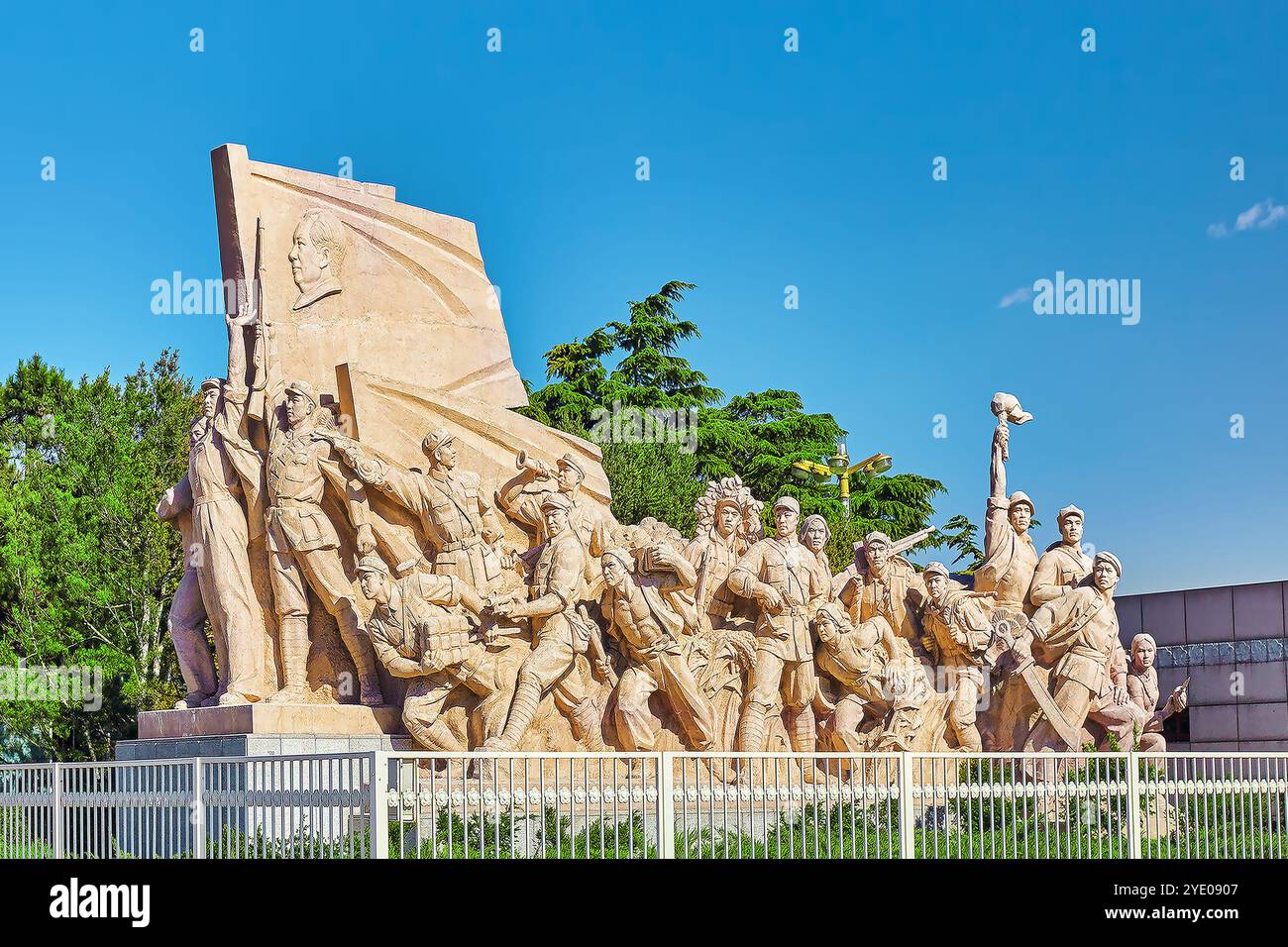 Commemorazione di statue di lavoratori in lotta nella rivoluzione della Cina si trova vicino il mausoleo di Mao Zedong, Pechino. Cina. Foto Stock