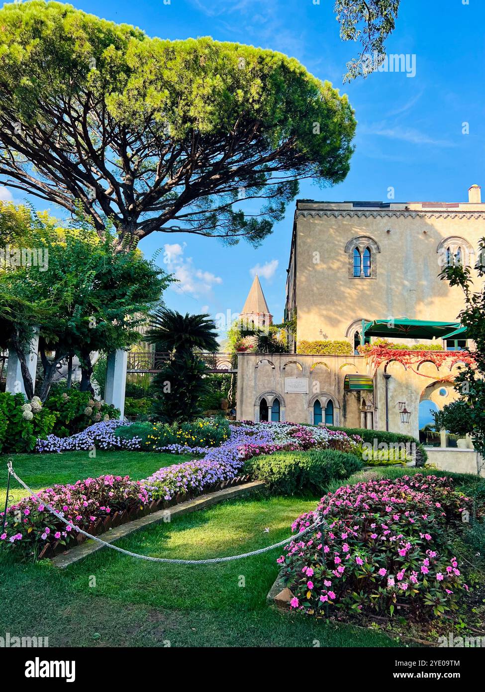 Giardino storico ombreggiato e accogliente di Villa Cimbrone nel paese di Ravello nel sud Italia. Vacanza europea facile e piacevole. Statua del giardino. Octo Foto Stock