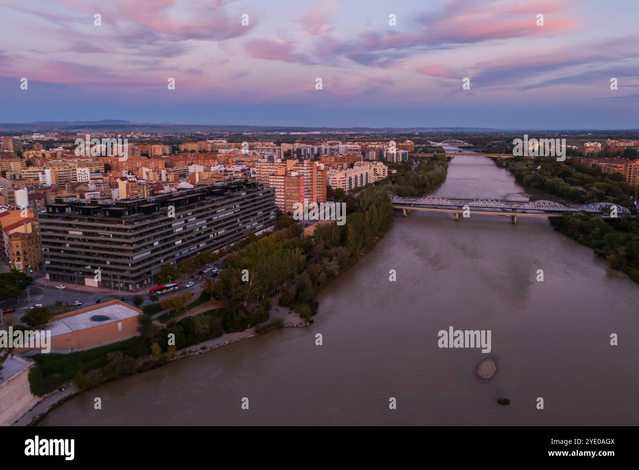 Vista del fiume Ebro al tramonto, Saragozza, Spagna Foto Stock