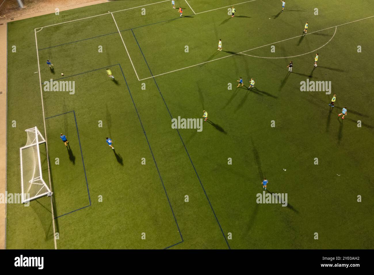 Vista aerea di un allenamento in un campo da calcio di notte Foto Stock