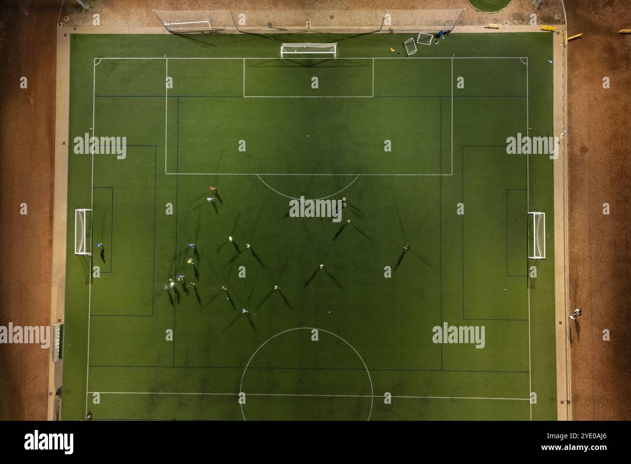 Vista aerea di un allenamento in un campo da calcio di notte Foto Stock