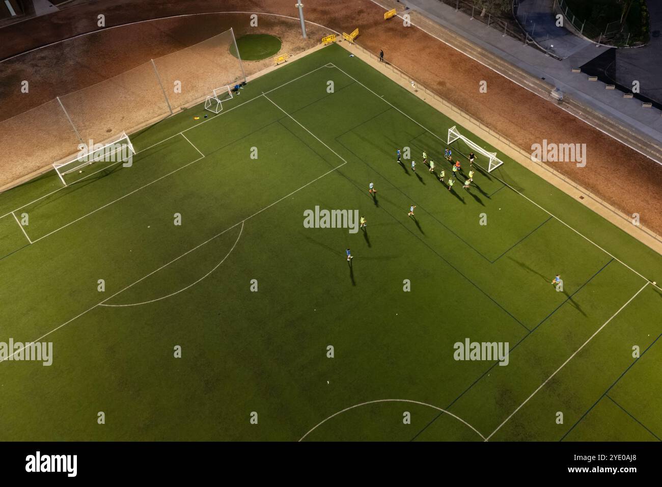 Vista aerea di un allenamento in un campo da calcio di notte Foto Stock