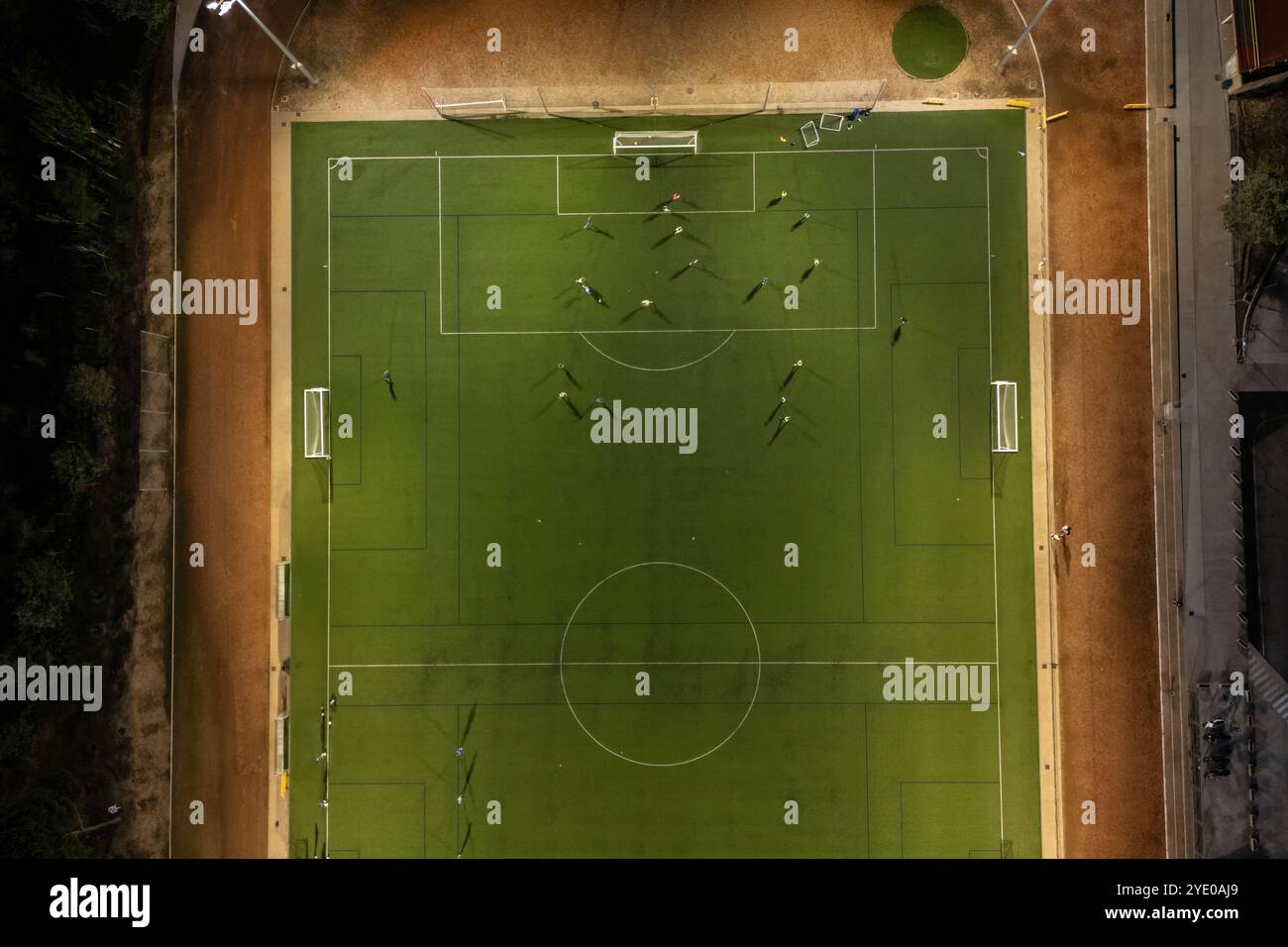Vista aerea di un allenamento in un campo da calcio di notte Foto Stock