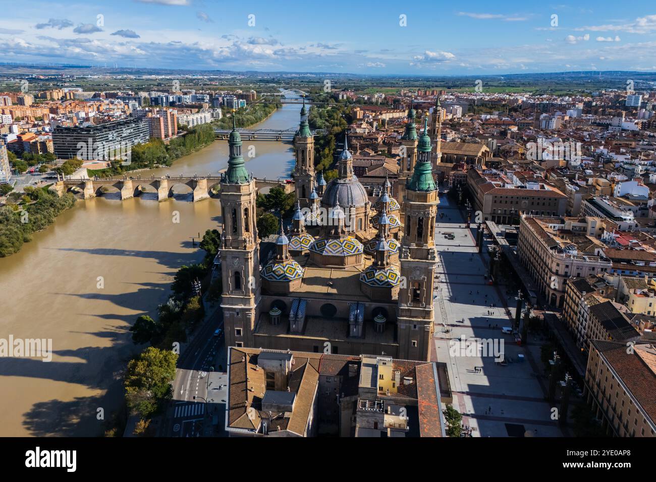 Vista aerea della cattedrale-basilica di Nuestra Señora del Pilar e del fiume Ebro a Saragozza, Spagna Foto Stock