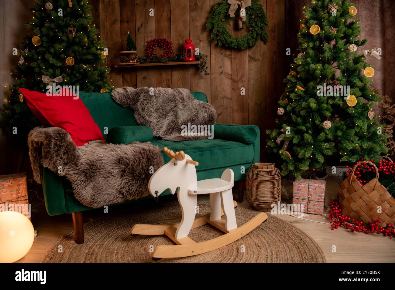 Decorazioni natalizie al coperto con alberi e luci di natale Foto Stock