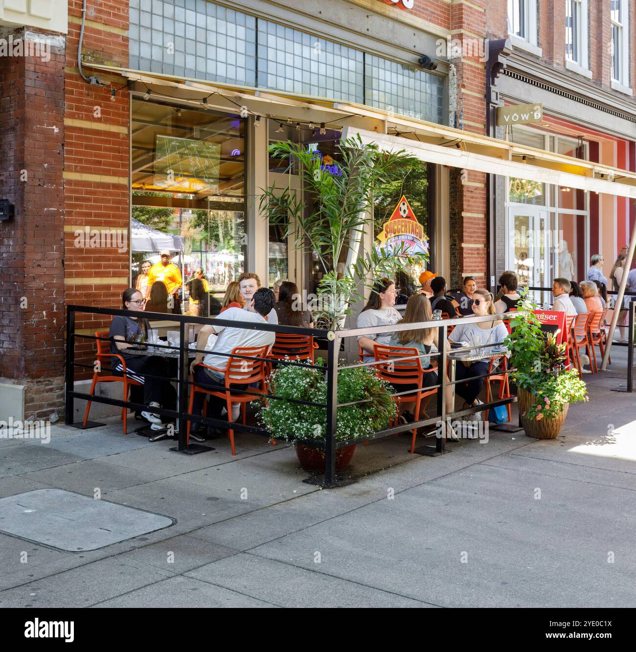 Knoxville, Tennessee, USA-21 settembre 2024: Cena all'aperto presso il Soccer Taco Mexican Restaurant and Sports Bar, in Market Square nel centro città. Foto Stock