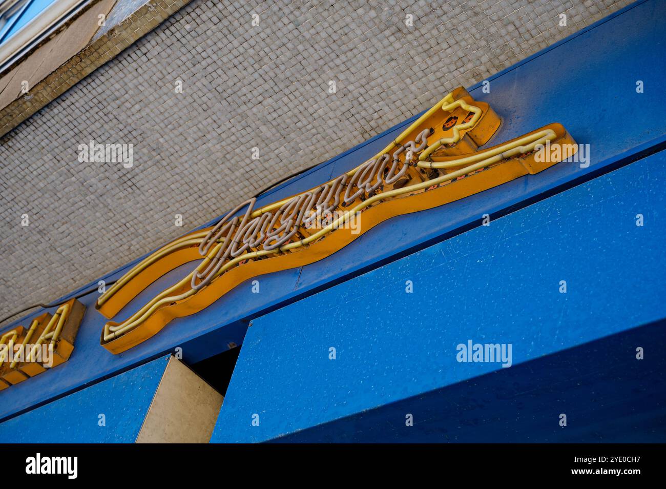 Insegna al neon vintage per la lavanderia Jaguar, che unisce stile retrò e fascino urbano Foto Stock