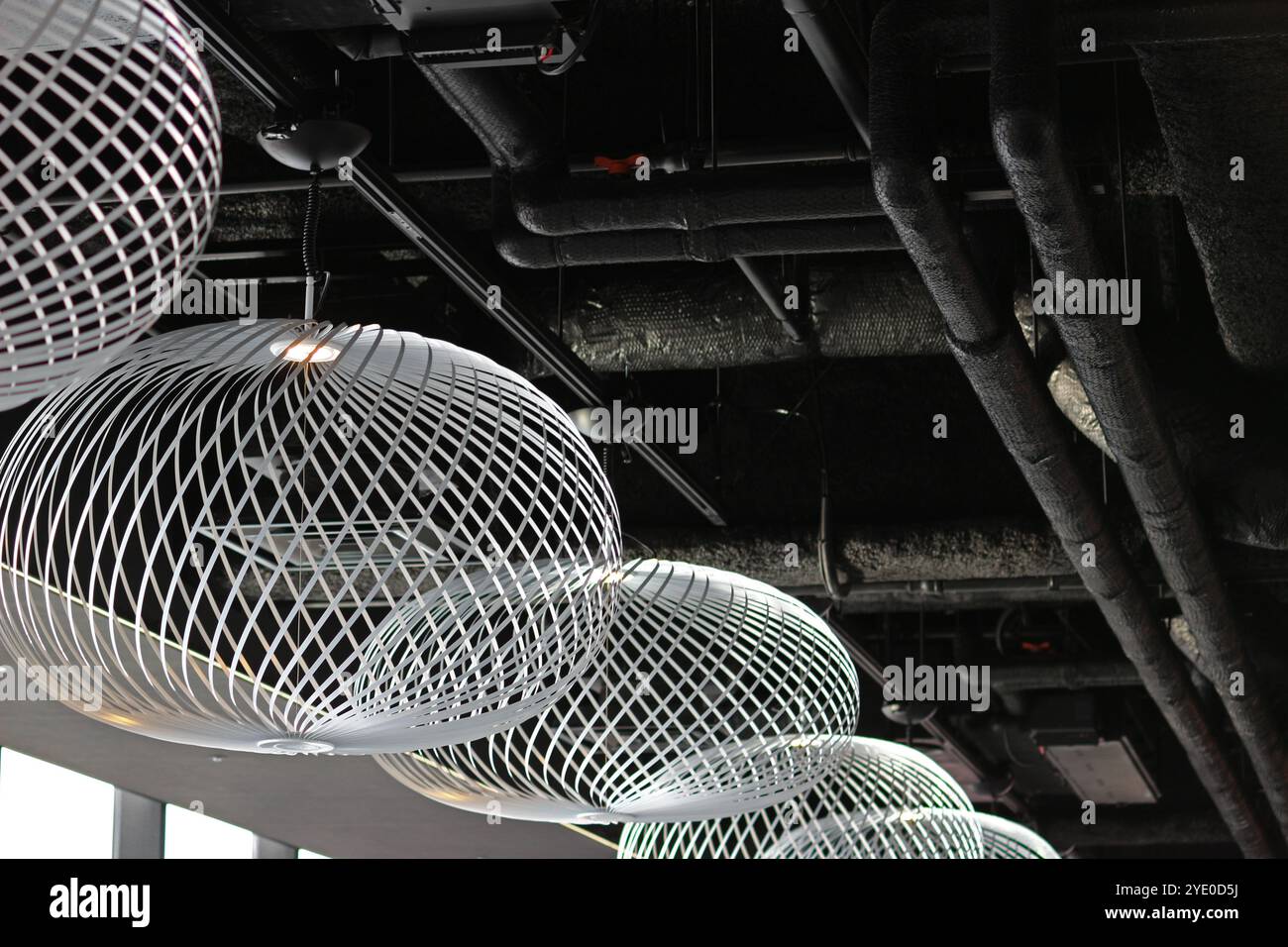 Un paralume per lampada a sospensione dal design semplice e moderno Foto Stock