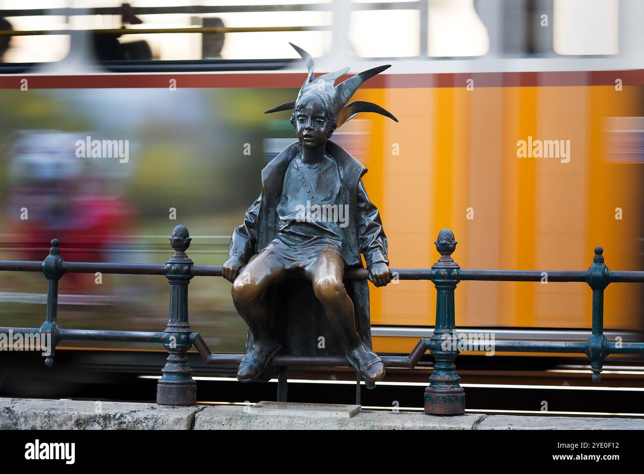 La piccola statua della principessa contro il tram in movimento Foto Stock