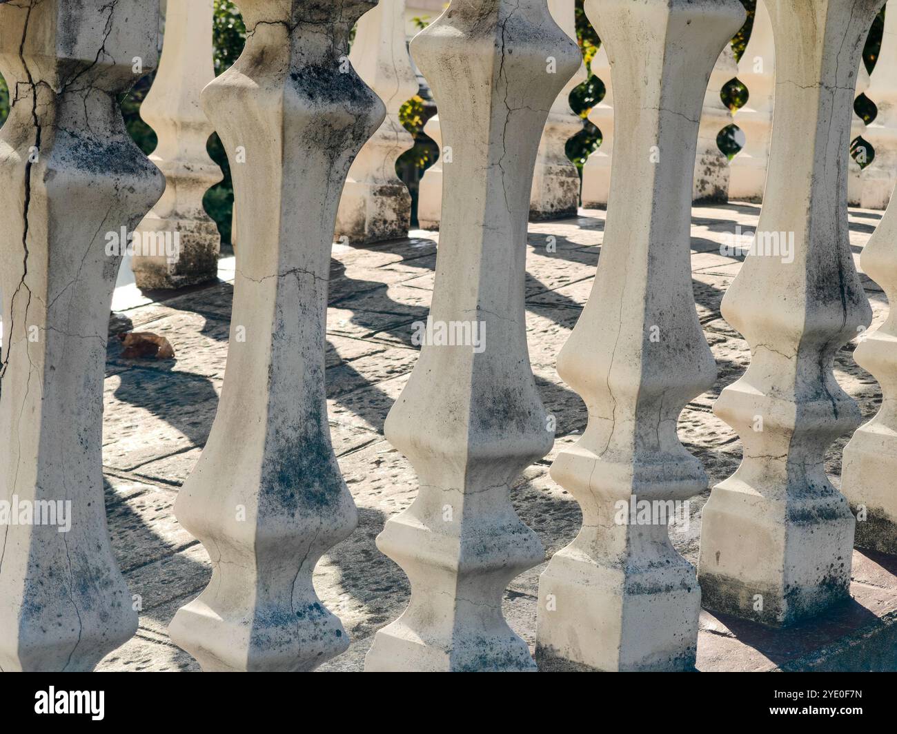 Eleganza senza tempo: Colonne bianche e ombre Foto Stock
