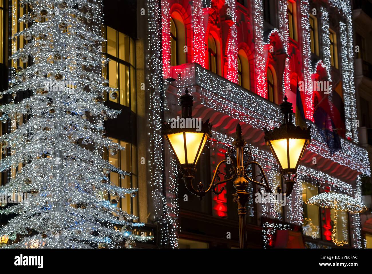 Decorazioni natalizie leggere sulla strada Foto Stock