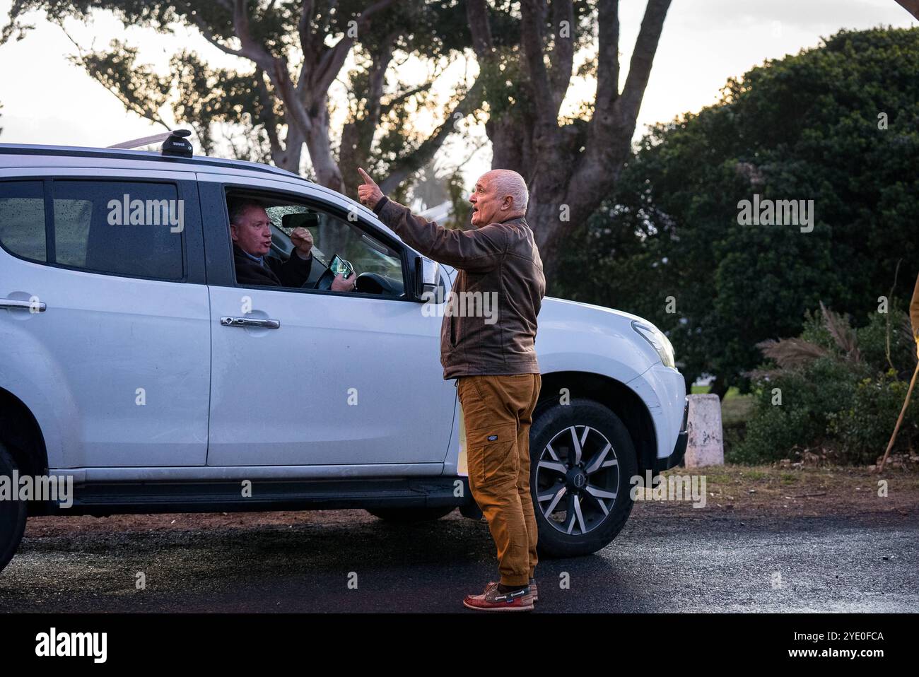Baboon Life a città del Capo, Sud Africa Un residente di Kommetjie e attivista per i diritti degli animali si scontrano sulla questione altamente polarizzante e controversa dei babbuini selvatici che vivono nello spazio urbano nei villaggi costieri di città del Capo, Sud Africa, il 4,2024 agosto. A città del Capo, in Sud Africa, la coesistenza di esseri umani e babbuini Chacma nelle aree urbane, in particolare nei villaggi come Kommetjie, ha portato a crescenti tensioni e conflitti. Nonostante gli sforzi nell'ambito del piano di gestione strategica Baboon di città del Capo, che prevede il tracciamento, l'educazione dei residenti e la riduzione dei danni ai babbuini, le ostilità tra b Foto Stock
