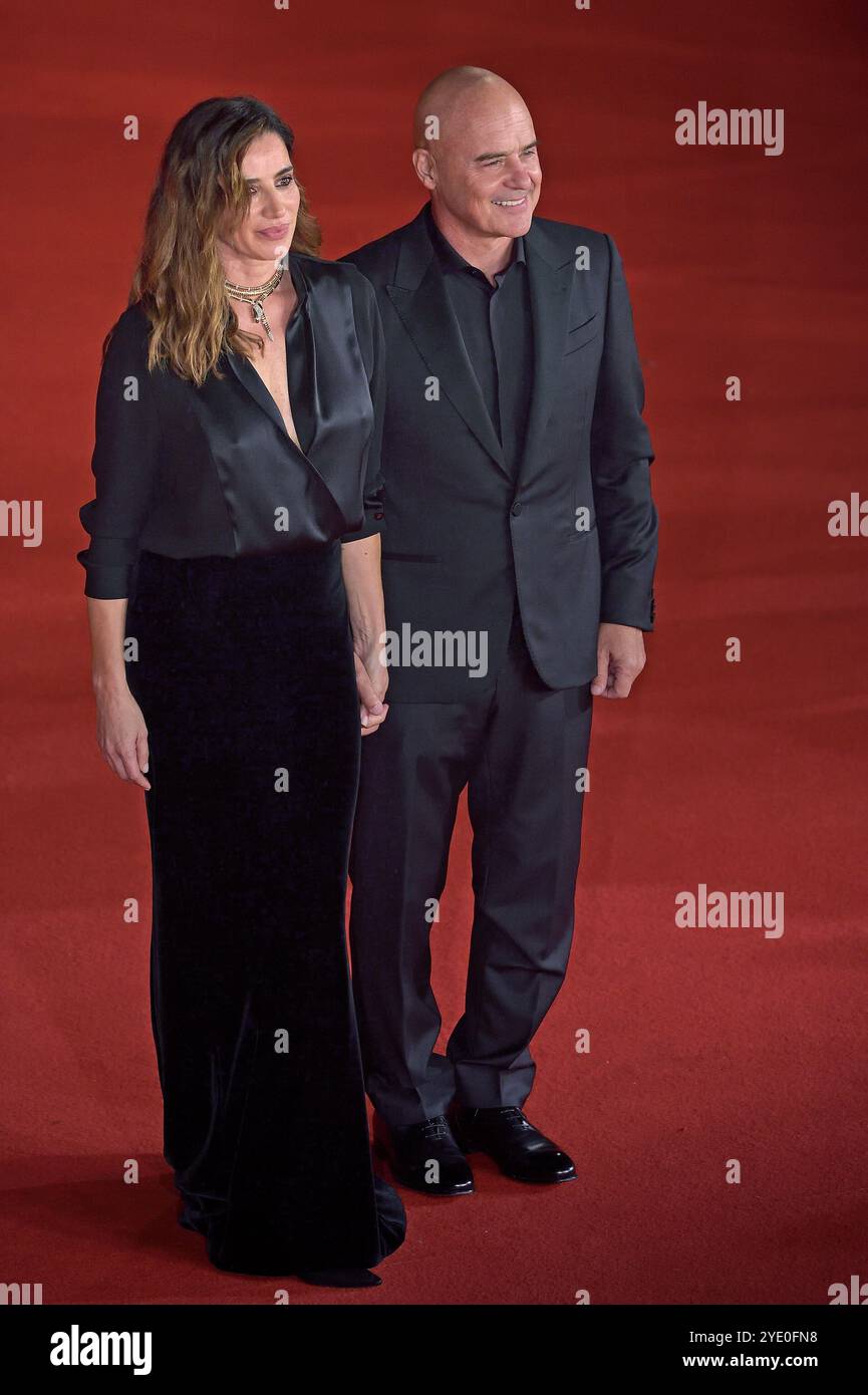 Roma, Italien. 28 ottobre 2024. ROMA, ITALIA - OTTOBRE 26: Luca Zingaretti, Luisa Ranieri partecipa al Red carpet "Modì – tre giorni sull'ala della follia" durante il 19° Festival del Cinema di Roma all'Auditorium Parco della musica il 26 ottobre 2024 a Roma, Ital Credit: dpa/Alamy Live News Foto Stock