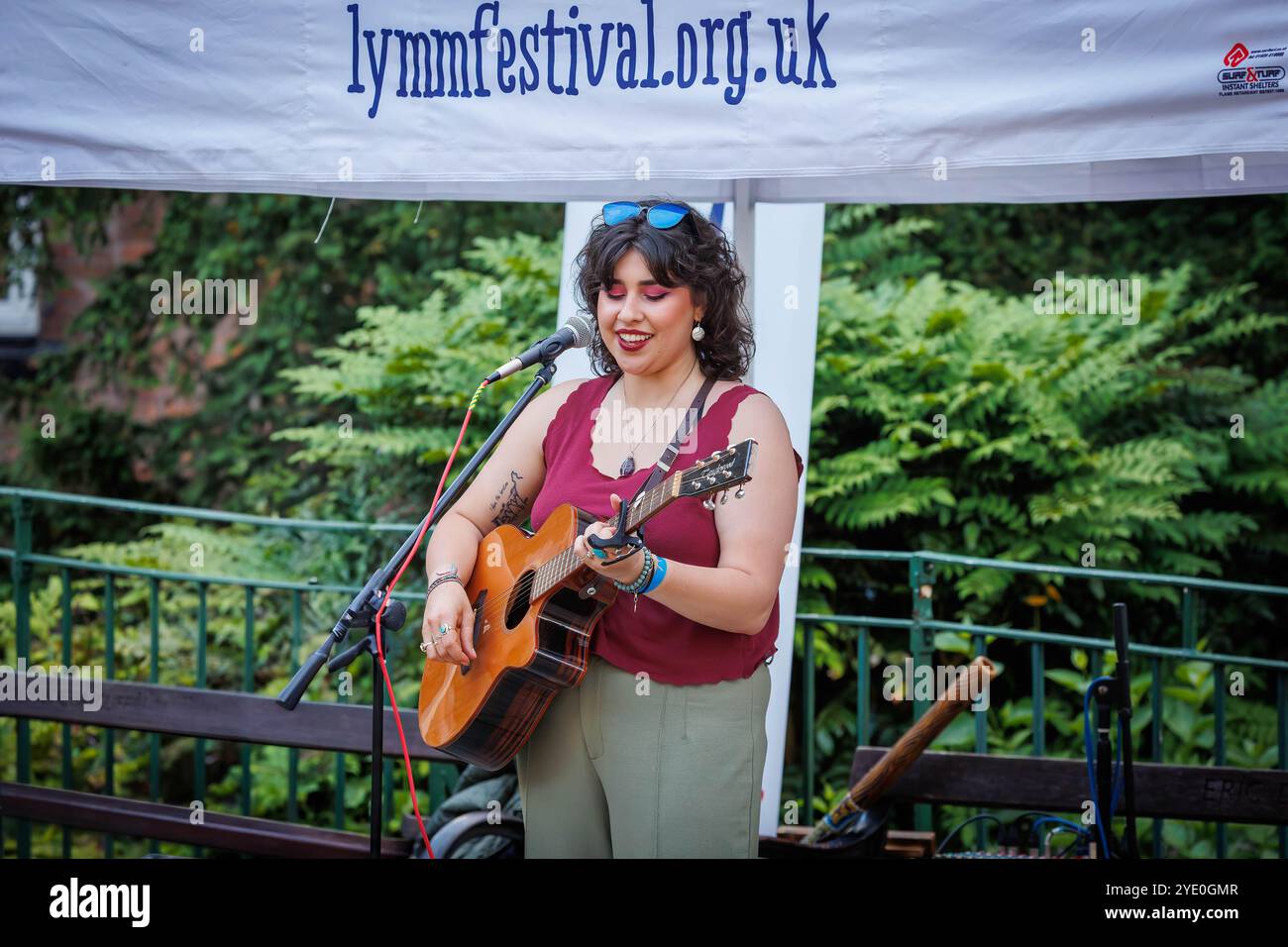 Lymm Food Festival 2024 - la cantautrice locale Jess Lees intrattiene il pubblico con la sua chitarra Foto Stock