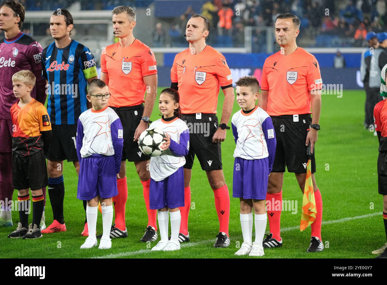 L'arbitro della partita, Irfan Peljto dalla Bosnia ed Erzgovina durante la partita di calcio MD1 della UEFA Champions League 2024/2025 tra AT Foto Stock