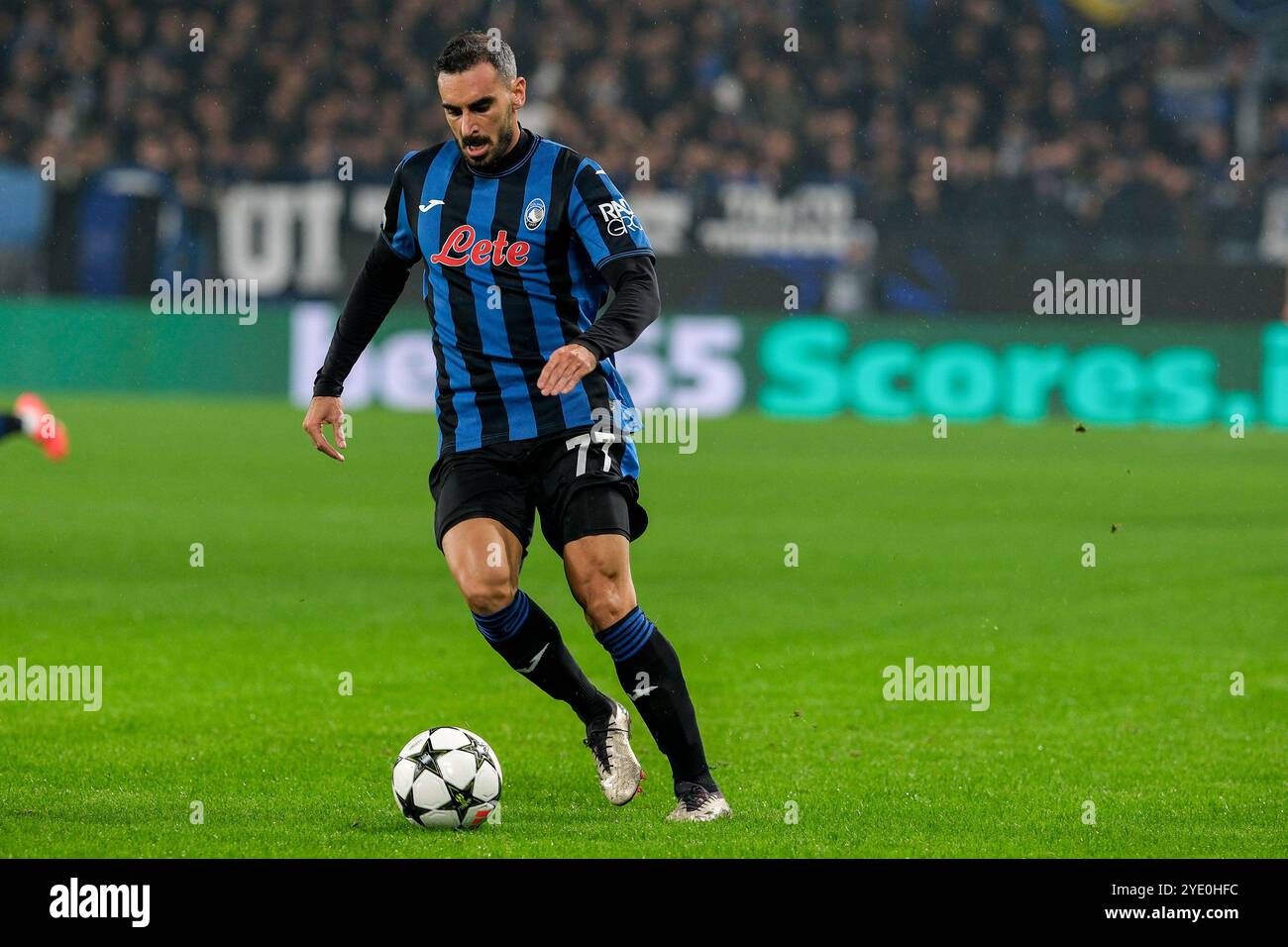 Davide Zappacosta dell'Atalanta BC 1907 porta il pallone durante la partita di calcio della fase MD1 di UEFA Champions League 2024/2025 tra l'Atalanta BC Foto Stock