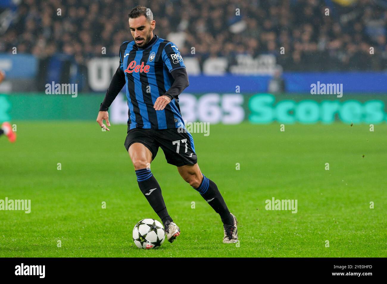 Davide Zappacosta dell'Atalanta BC 1907 porta il pallone durante la partita di calcio della fase MD1 di UEFA Champions League 2024/2025 tra l'Atalanta BC Foto Stock