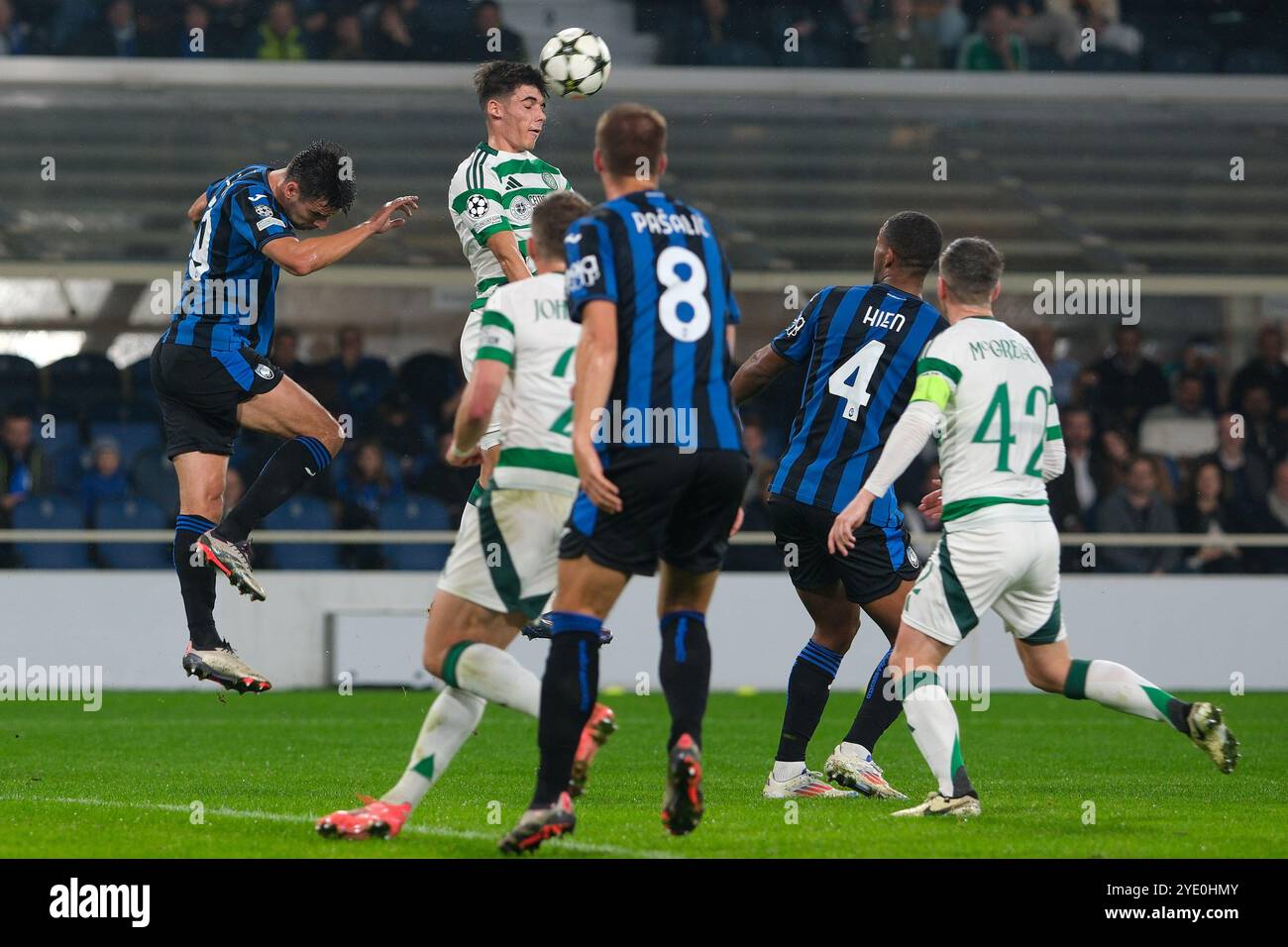 Nicolas Kuhn del Celtic FC in azione durante la fase MD1 della UEFA Champions League 2024/2025 tra l'Atalanta BC e il Celtic FC a G. Foto Stock