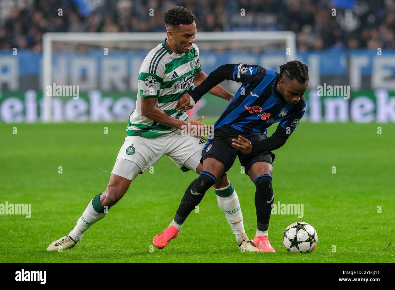 Ademola Lookman dell'Atalanta BC 1907 in azione contro Auston fidato del Celtic FC durante la fase MD1 della UEFA Champions League 2024/2025 League Foto Stock