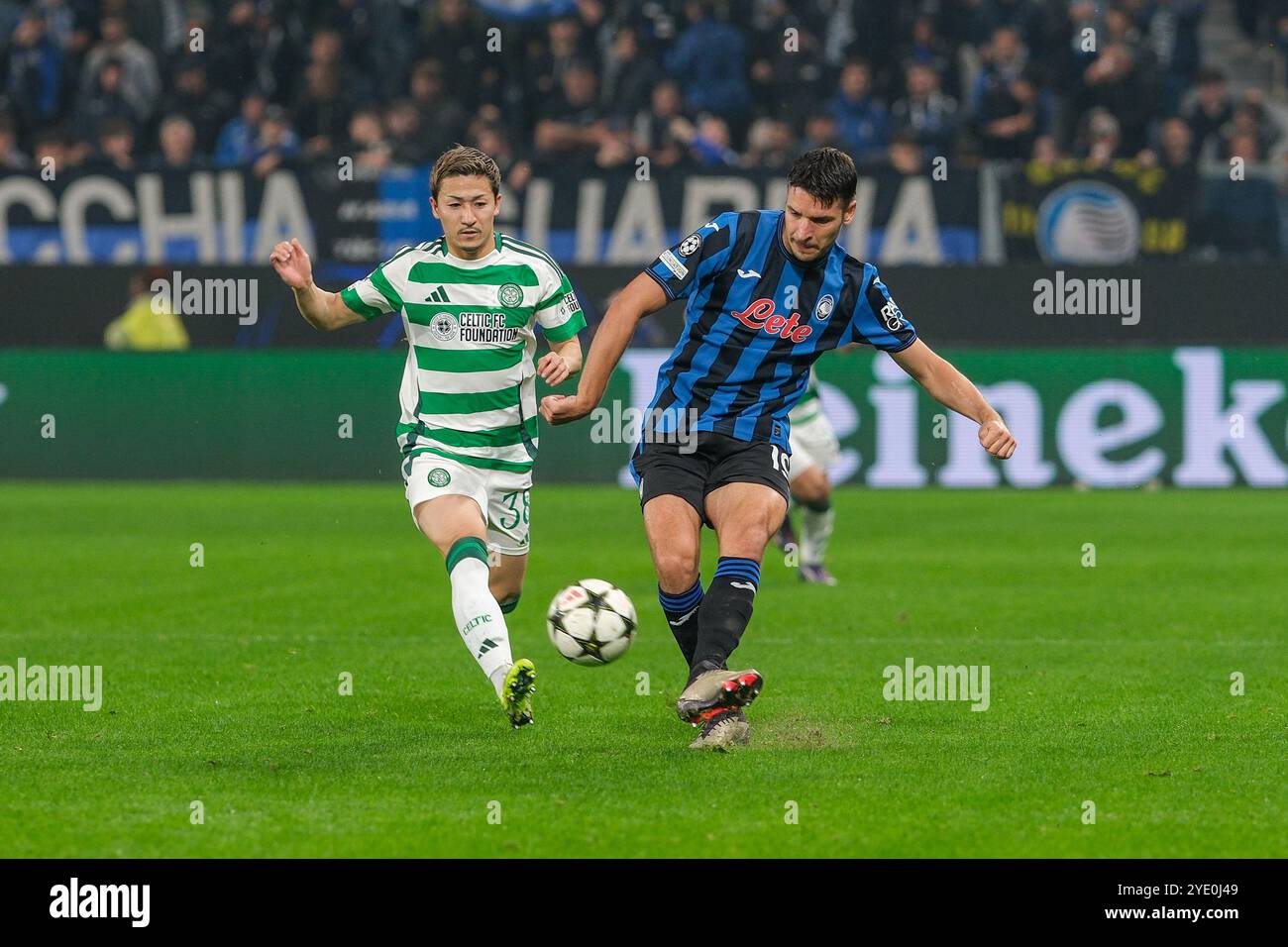 Berat Djimsiti dell'Atalanta BC 1907 seguito da Daizen Maeda del Celtic FC durante la fase di UEFA Champions League 2024/2025 della fase MD1 BE Foto Stock