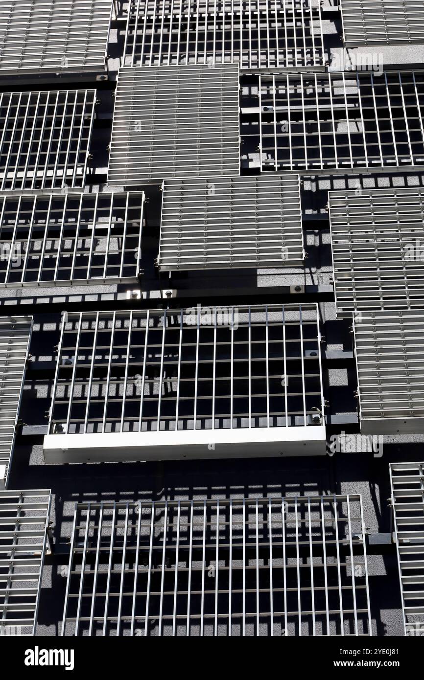 Le pareti di un edificio moderno con prese d'aria in metallo disposte a caso di vari disegni e dimensioni Foto Stock