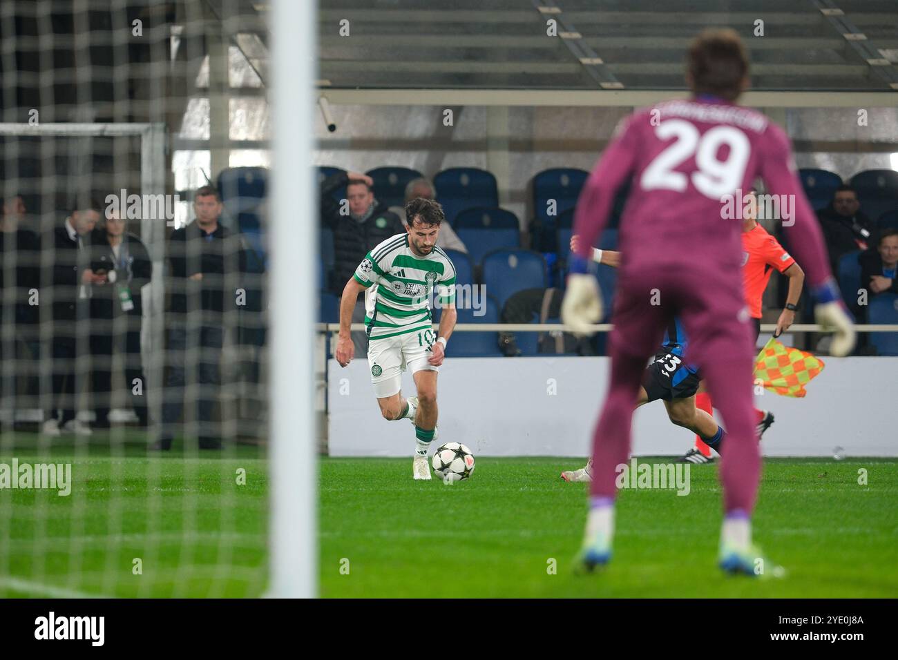 Nicolas Kuhn del Celtic FC in azione durante la fase MD1 della UEFA Champions League 2024/2025 tra l'Atalanta BC e il Celtic FC al GE Foto Stock