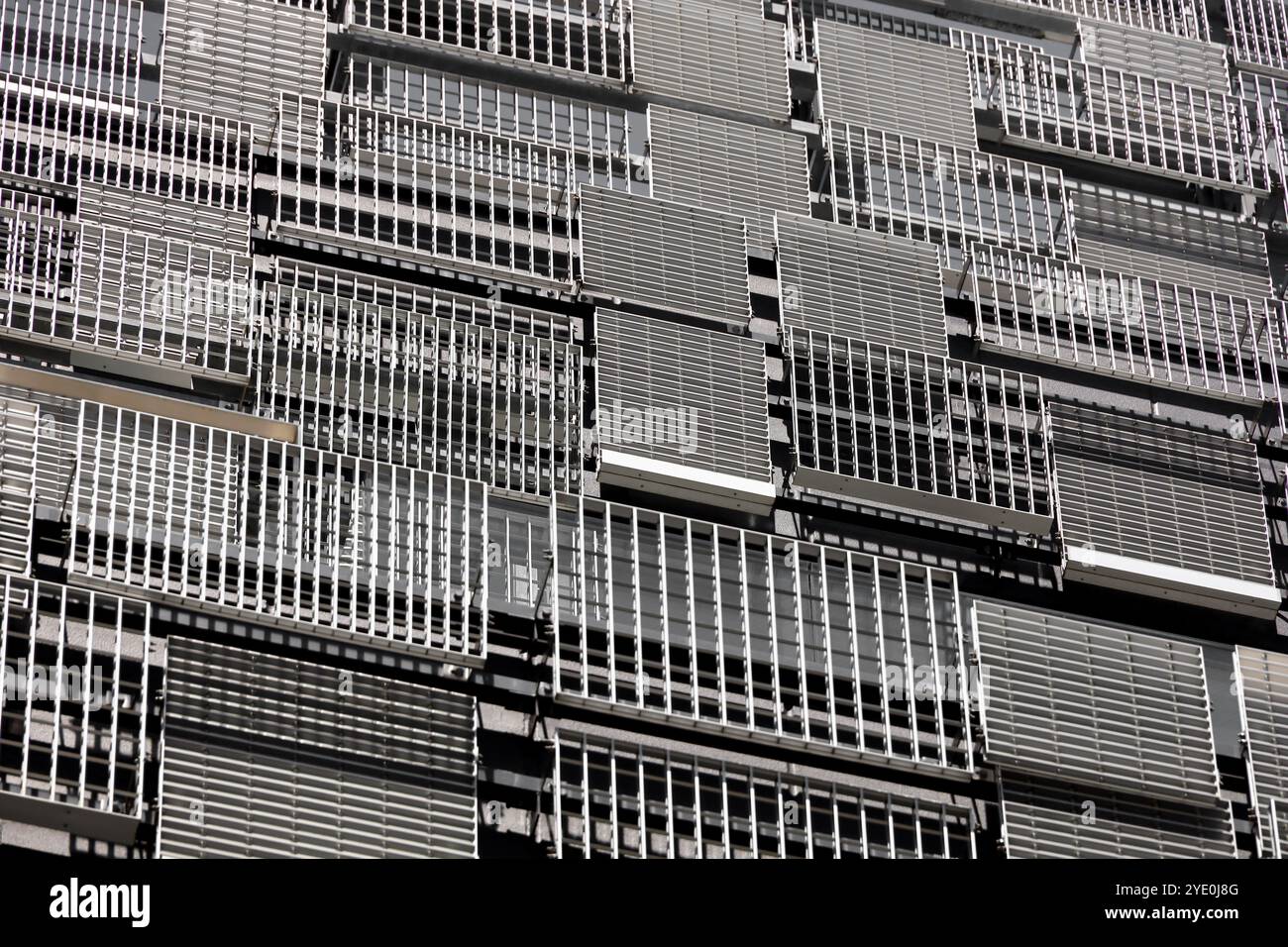 Le pareti di un edificio moderno con prese d'aria in metallo disposte a caso di vari disegni e dimensioni Foto Stock