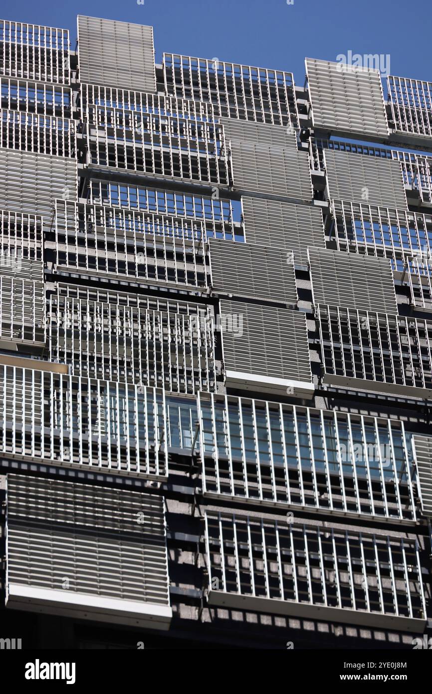 Le pareti di un edificio moderno con prese d'aria in metallo disposte a caso di vari disegni e dimensioni Foto Stock