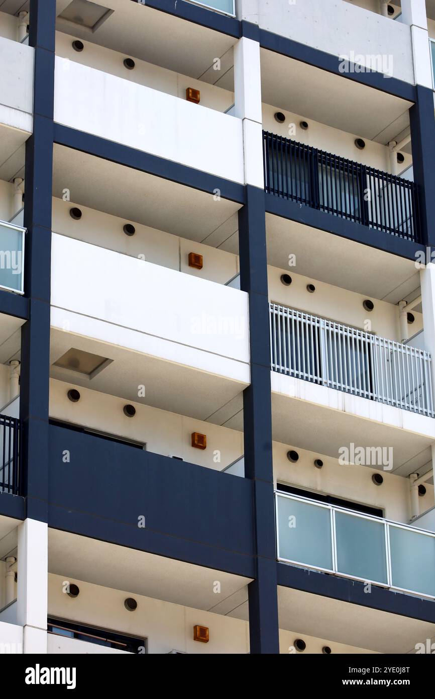 L'esterno del moderno edificio di appartamenti e' di colore bianco e blu navy Foto Stock