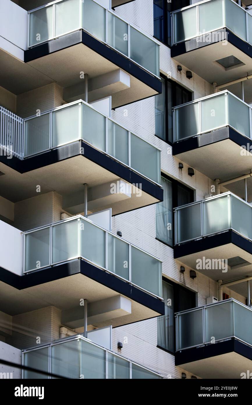 L'esterno del moderno edificio di appartamenti e' di colore bianco e blu navy Foto Stock