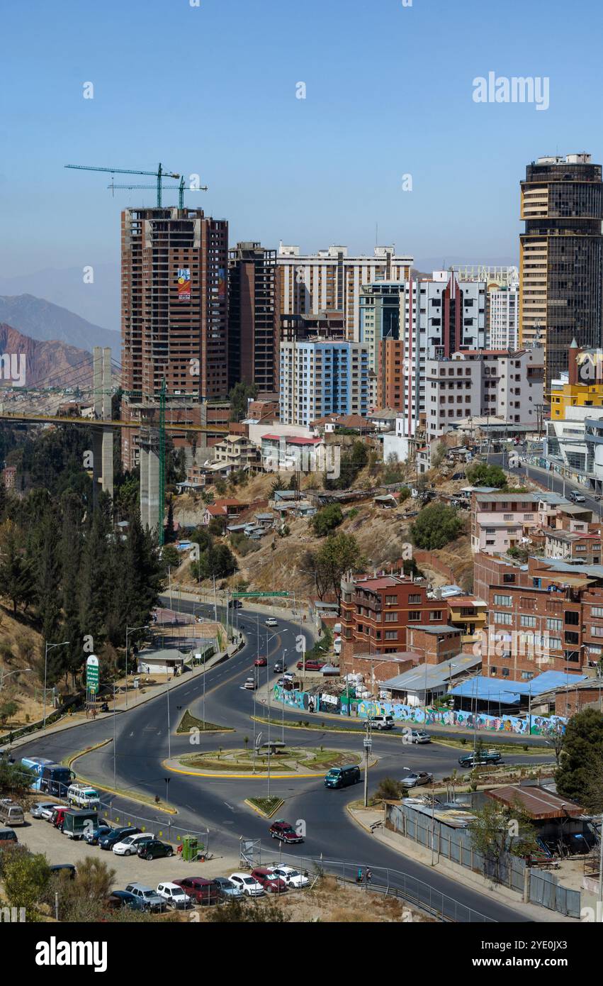 Vista verticale di Sopocachi, la Paz, Bolivia con edifici moderni, strade e montagne sullo sfondo. La Paz è la città più alta del mondo Foto Stock