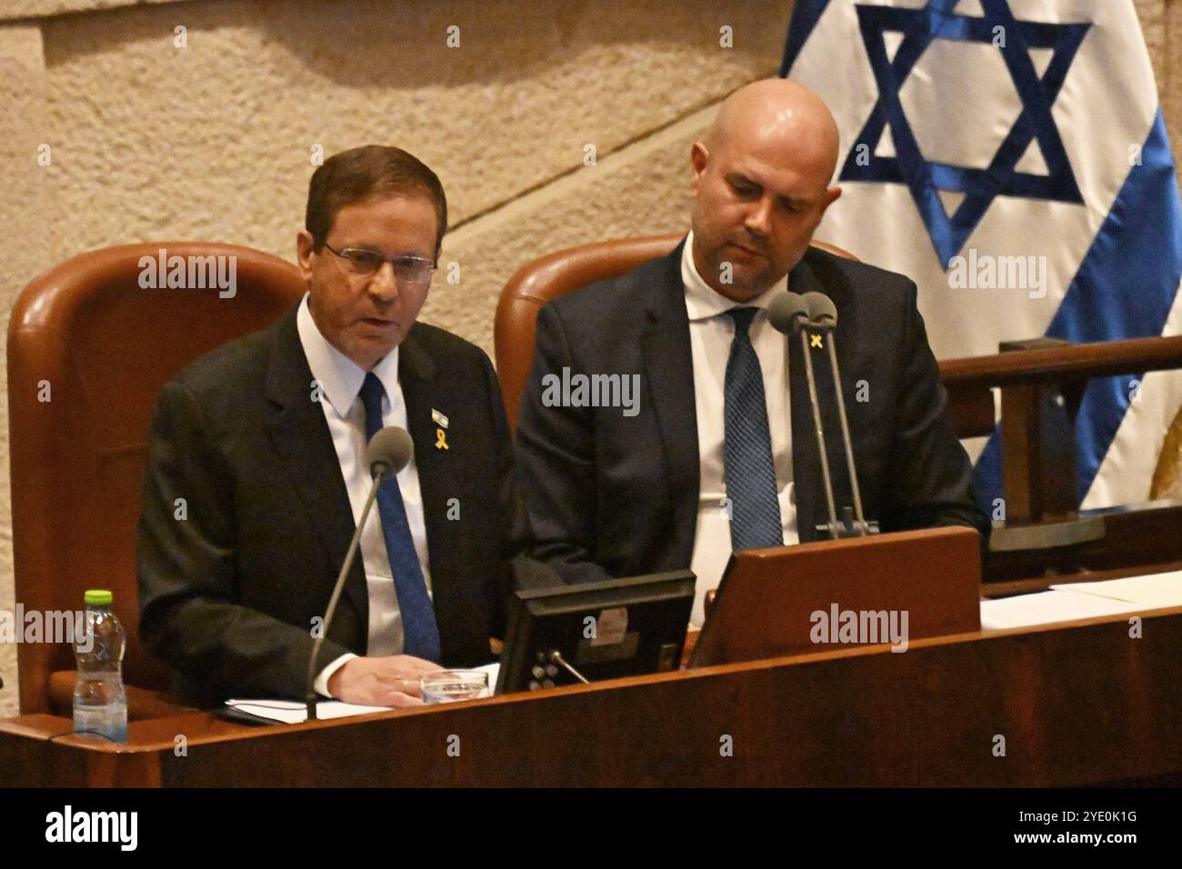 Gerusalemme, Israele. 28 ottobre 2024. Il presidente israeliano Isaac Herzog interviene all'apertura della 25a sessione della Knesset, che celebra l'anniversario della guerra delle spade di ferro lunedì, a Gerusalemme, 28 ottobre 2024. Foto di Debbie Hill/ credito: UPI/Alamy Live News Foto Stock