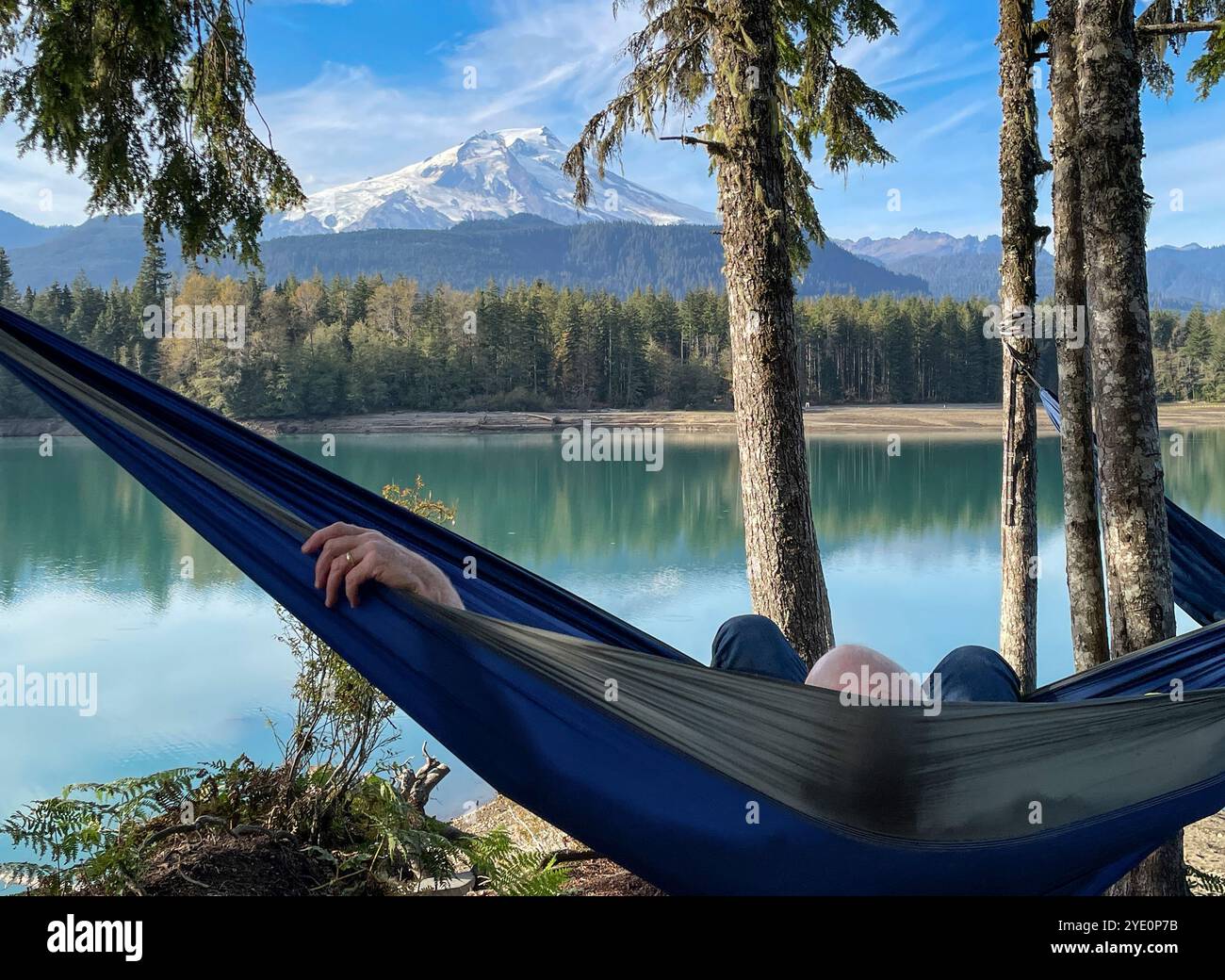 Persona in un'amaca presso Baker Lake, Mount Baker-Snoqualmie National Forest, Washington, Stati Uniti Foto Stock