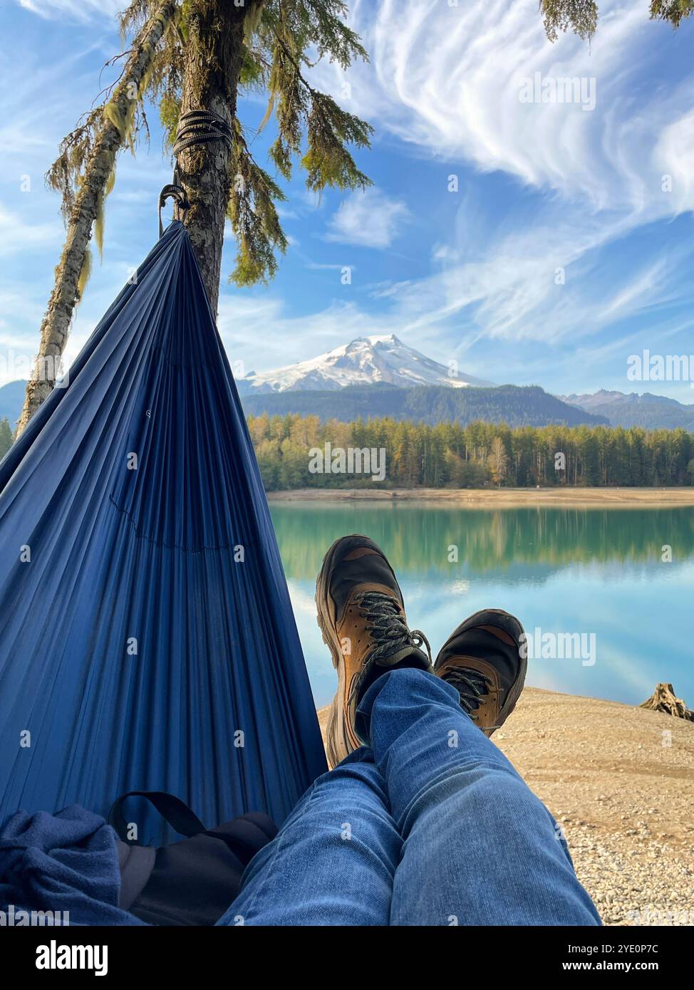 Persona in un'amaca presso Baker Lake, Mount Baker-Snoqualmie National Forest, Washington, Stati Uniti Foto Stock