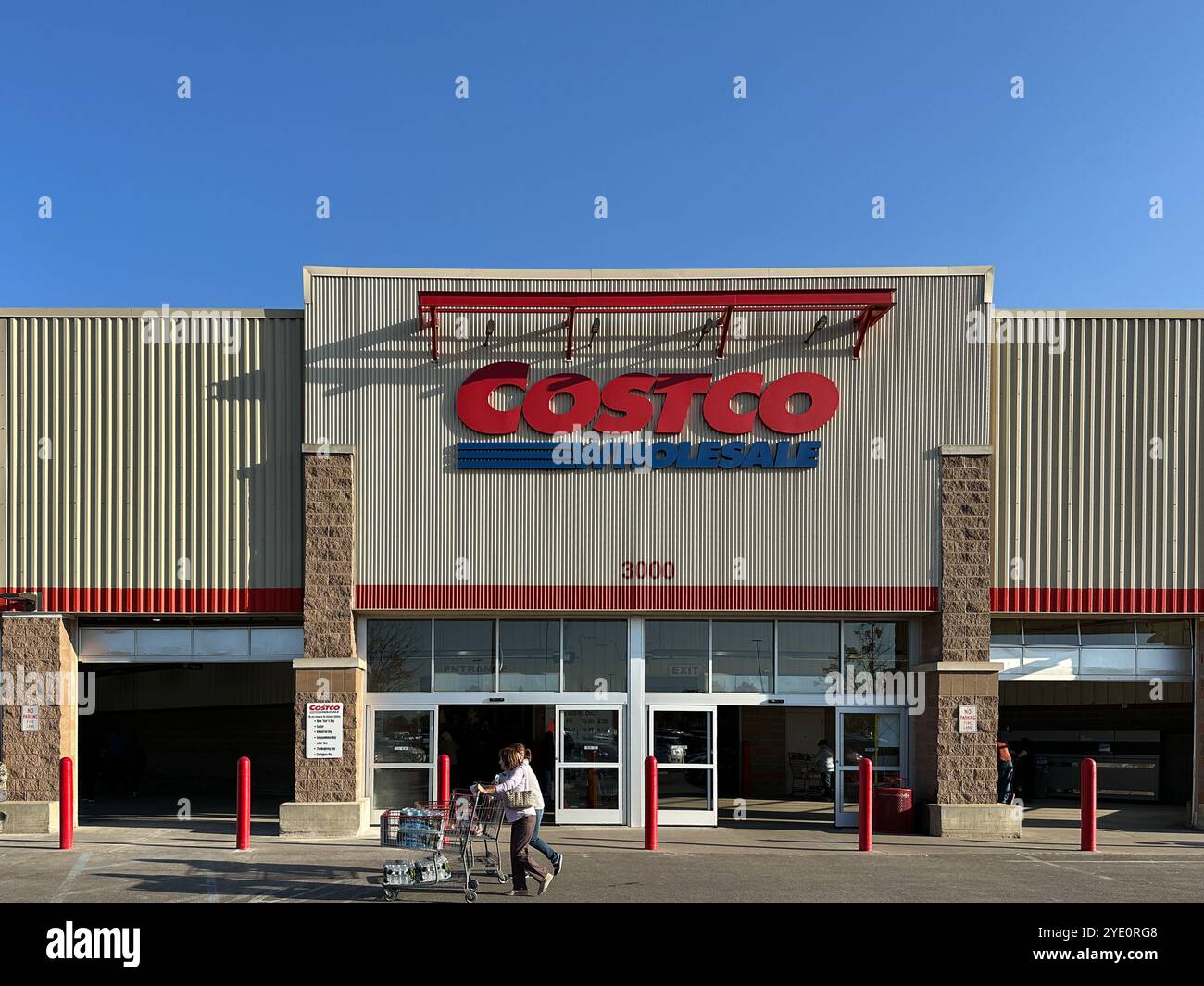 Novi, Michigan, Stati Uniti d'America - 19 ottobre 2024: Ingresso frontale del Costco Wholesale Store. Costco Wholesale è una multinazionale americana che gestisce un Foto Stock