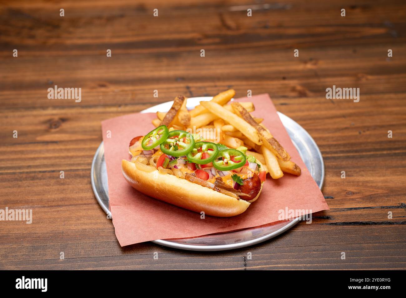 Hot dog gourmet di manzo Jalapeno con patatine fritte Foto Stock