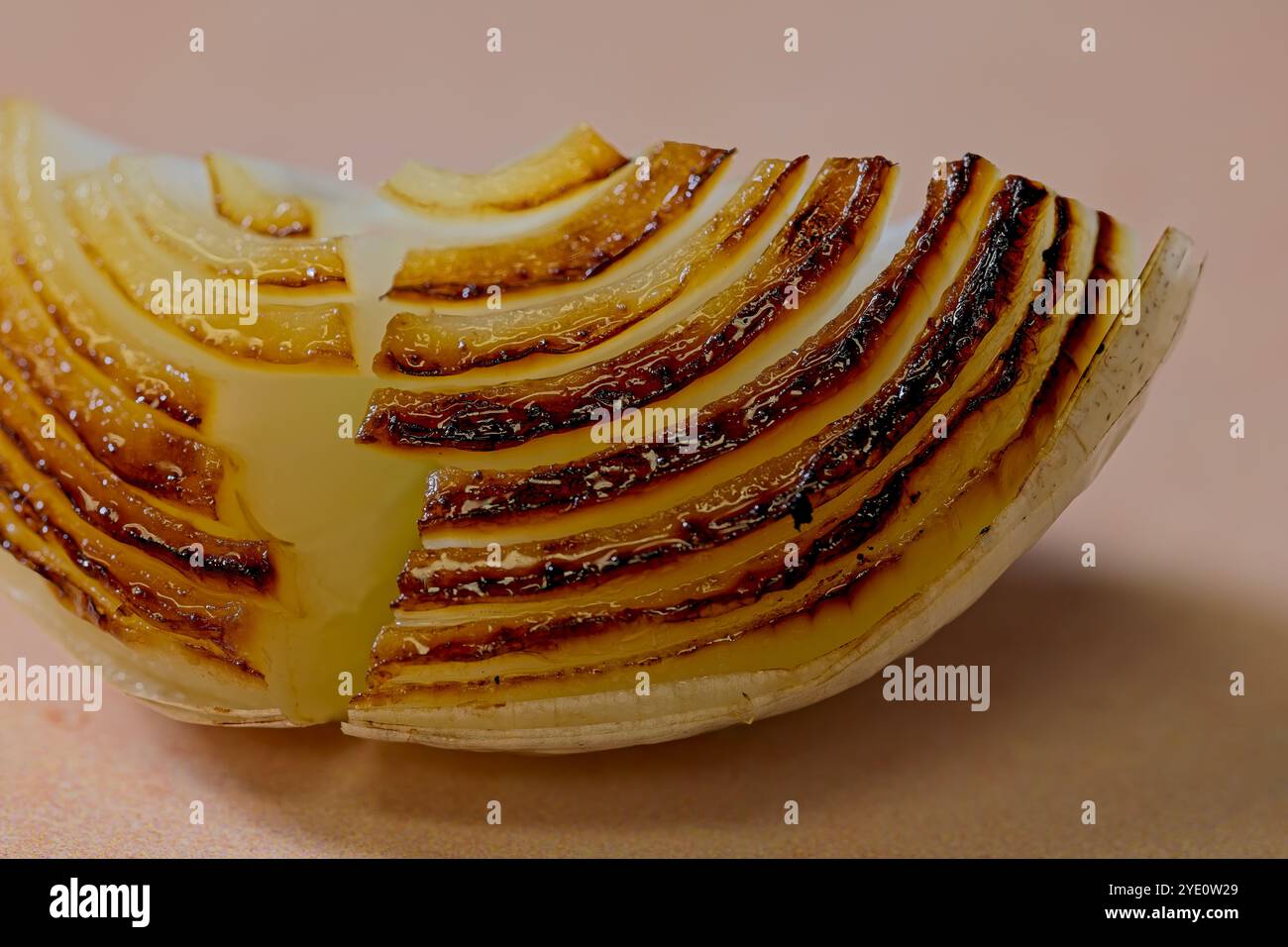 Cipolla appena grigliata che mostra gli strati e lo zucchero naturale caramellato Foto Stock