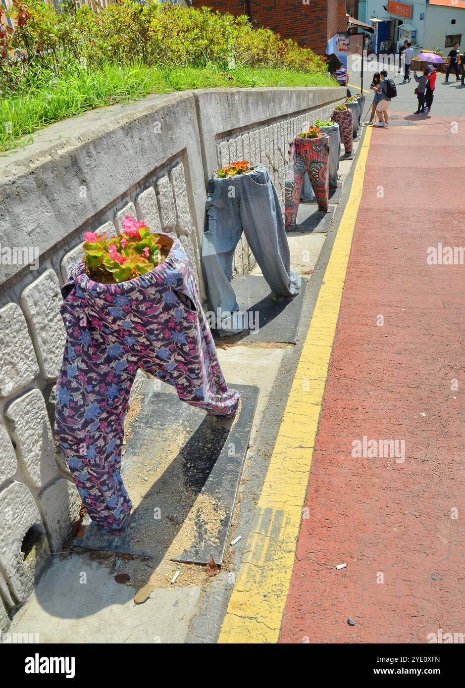 Installazione artistica nel villaggio culturale di Gamcheon (coreano: 감천문화마을) è una città all'interno di Gamcheon-dong, distretto di Saha, Busan, Corea del Sud. Foto Stock